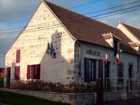 Photo de la mairie face 
 la rue principale